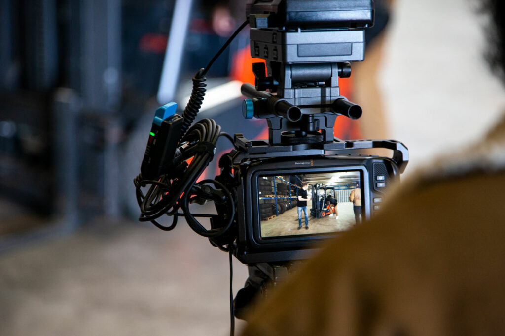 Kamera filmt die jährlichen Stapler-Unterweisung | BKF Online-Schulungs GmbH